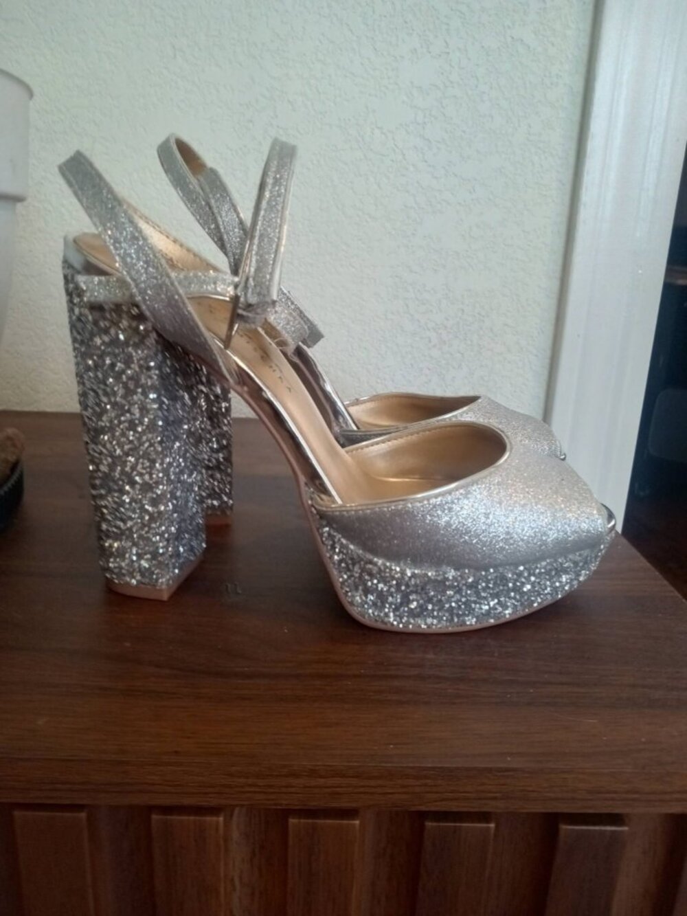 Badgley Mischka 8.5 Zale Sexy Open Toe Platform Block Coquette Glitter Buckle